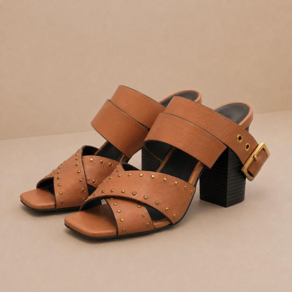 Lola Cruz cognac studded block heel sandal, Kleding | Dames, Schoenen, Ophalen of Verzenden, Zo goed als nieuw, Bruin, Sandalen of Muiltjes