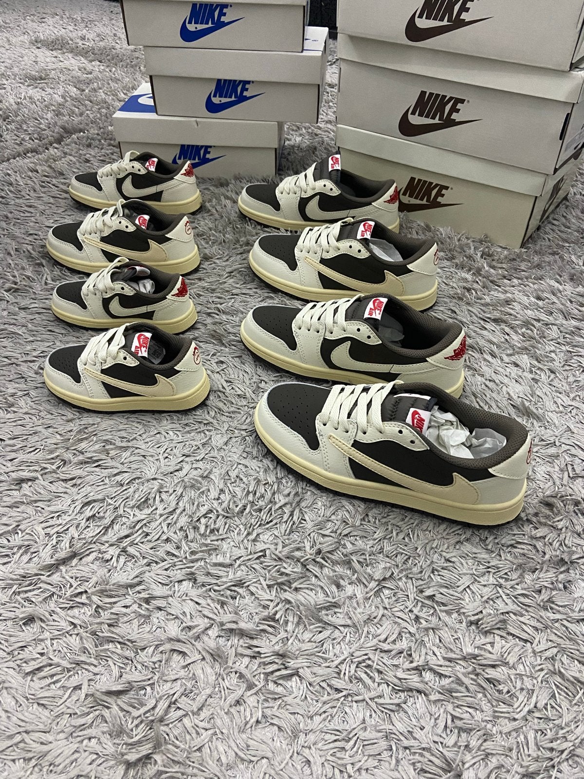 Nike Travis Scott Jordan 1 Low - Nieuw in doos, Ophalen of Verzenden, Nieuw, Bruin, Sneakers of Gympen