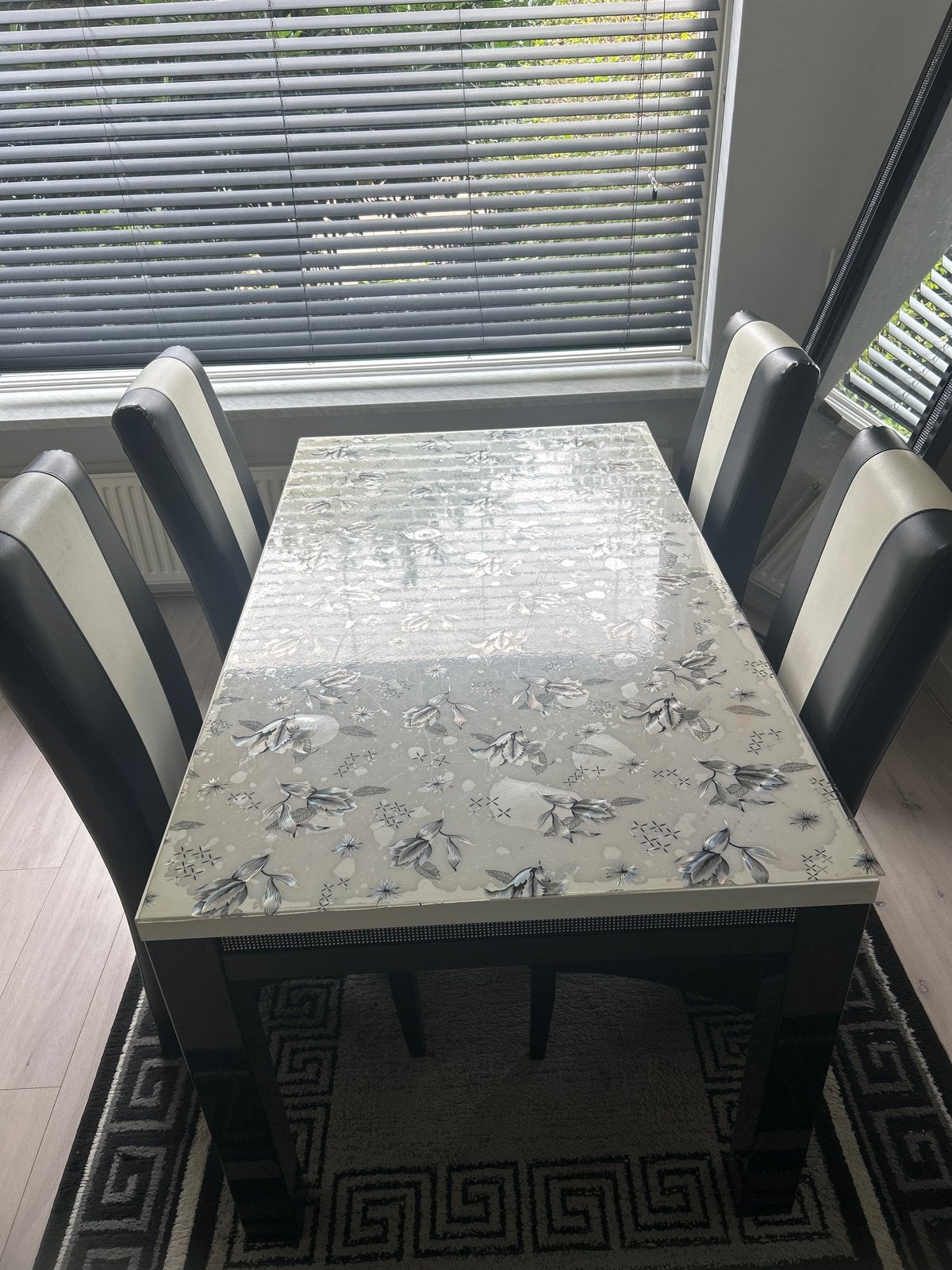 Eettafel met 4 stoelen - Licht gebruikt, Huis en Inrichting, Ophalen, Gebruikt, Vier personen, Rechthoekig