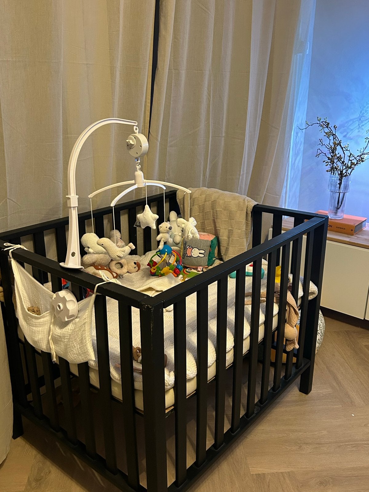Zwarte box met mobiel en boxkleed, Kinderen en Baby's, Boxen, Ophalen, Gebruikt, Rechthoekig, Boxkleed