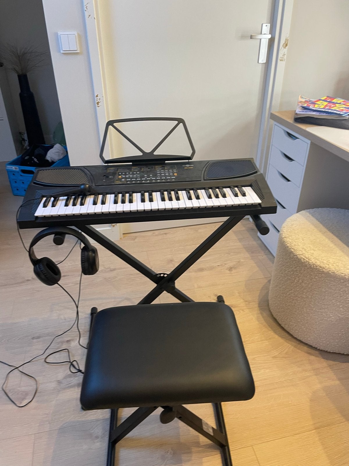 Zwart keyboard met krukje,standaard,microfoon,koptelefoon, 61 toetsen, Zo goed als nieuw, Met standaard, Ophalen