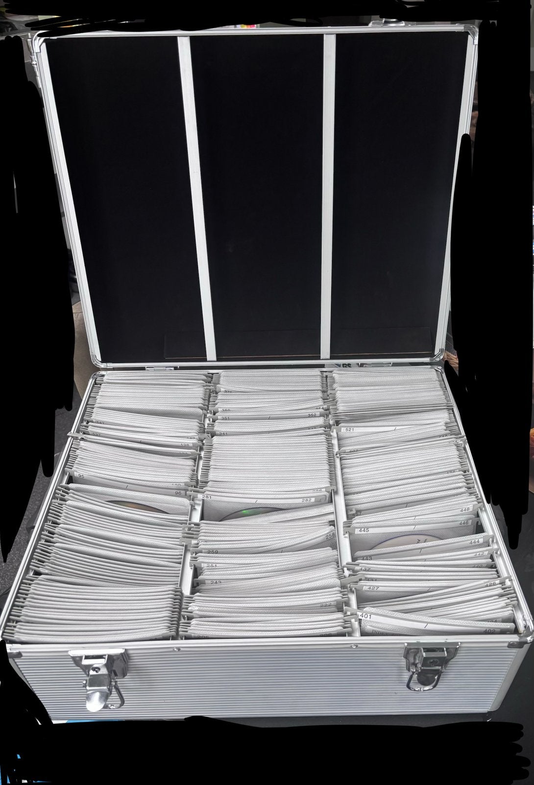 Grote aluminium koffer met dvd, Alle leeftijden, Ophalen of Verzenden, Gebruikt