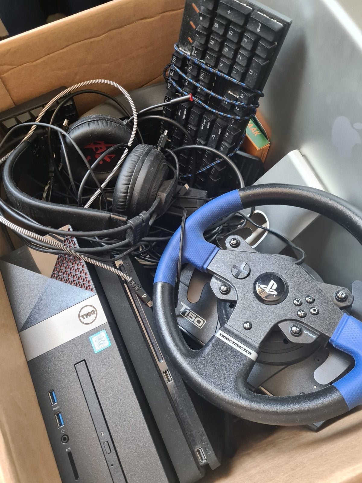 Grote bak vol gaming spullen: PS4, stuur, toetsenbord, heads, Ophalen of Verzenden, Zo goed als nieuw, Zwart