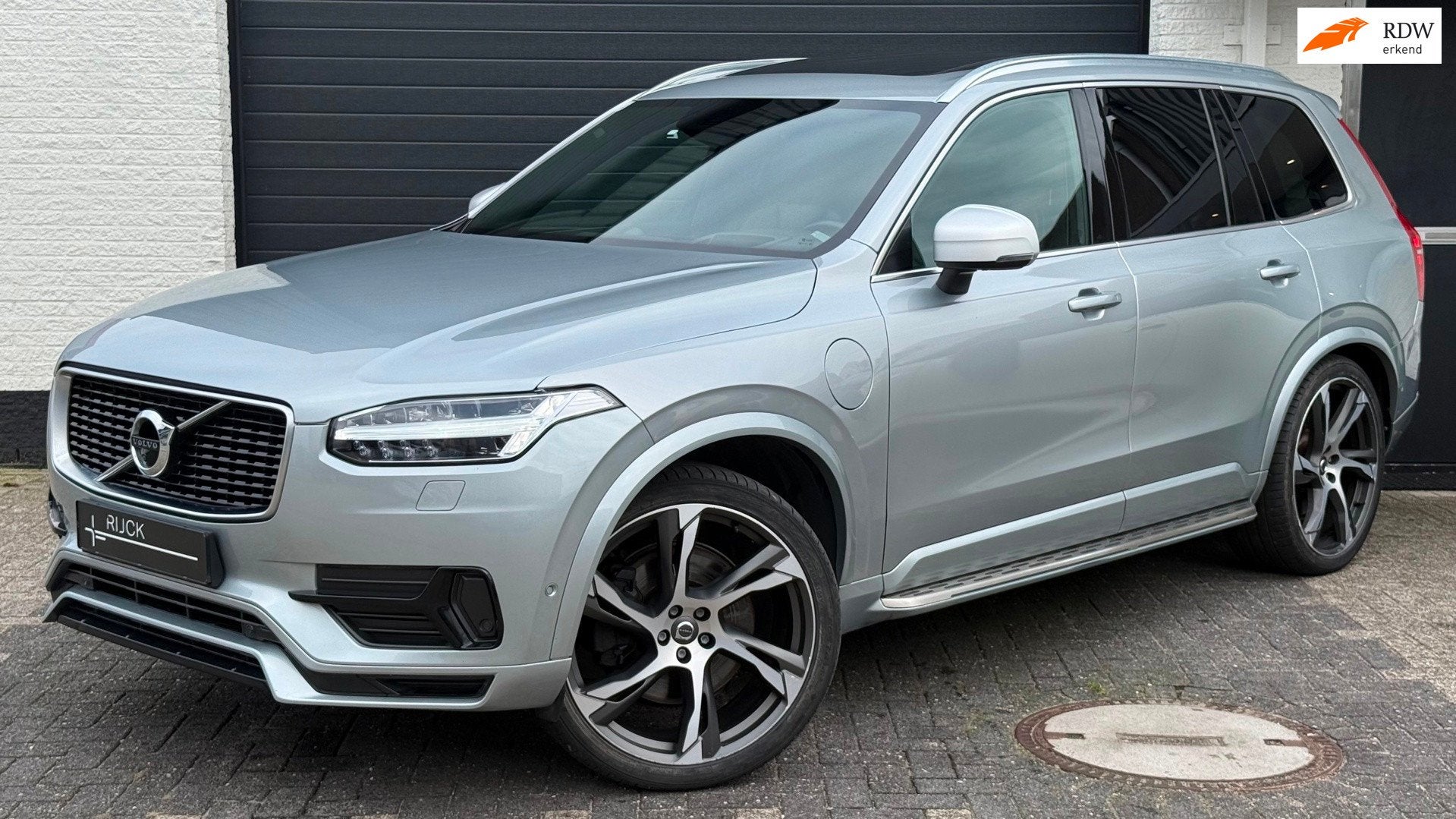 Volvo XC90 2.0 T8 Twin Engine AWD R-Design | B&W | Massage |, Auto's, Dealer onderhouden, Gebruikt, Zwart, 7 stoelen