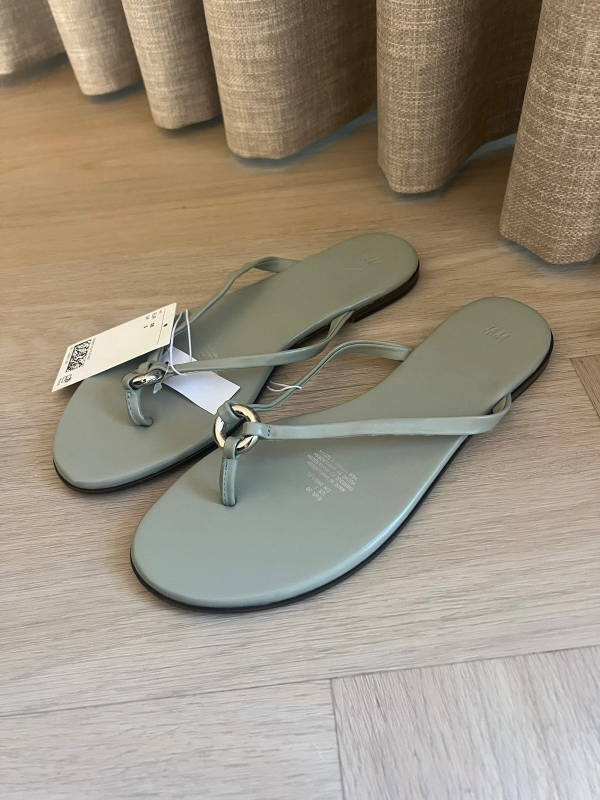 Lichtgrijze slippers van H&M - maat 38, Slippers, Nieuw, Ophalen of Verzenden, Grijs