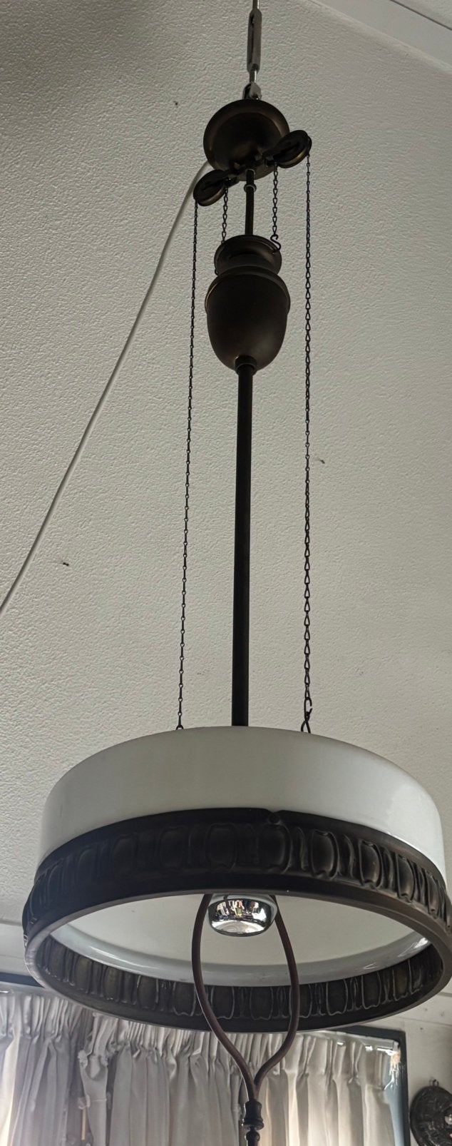 Antieke kroonluchter met gewicht en melkglas, Huis en Inrichting, Lampen | Hanglampen, Ophalen, Zo goed als nieuw, Glas, E27 (groot)