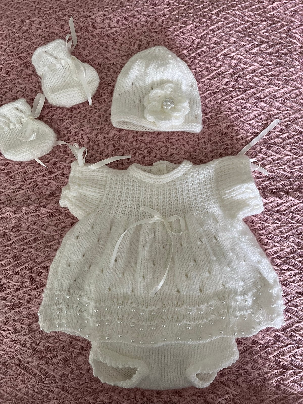 Handgebreide  kleertjes jurk, muts en slofjes, Verzamelen, Poppen, Ophalen of Verzenden, Nieuw, Kleertjes, Levensecht of Reborn