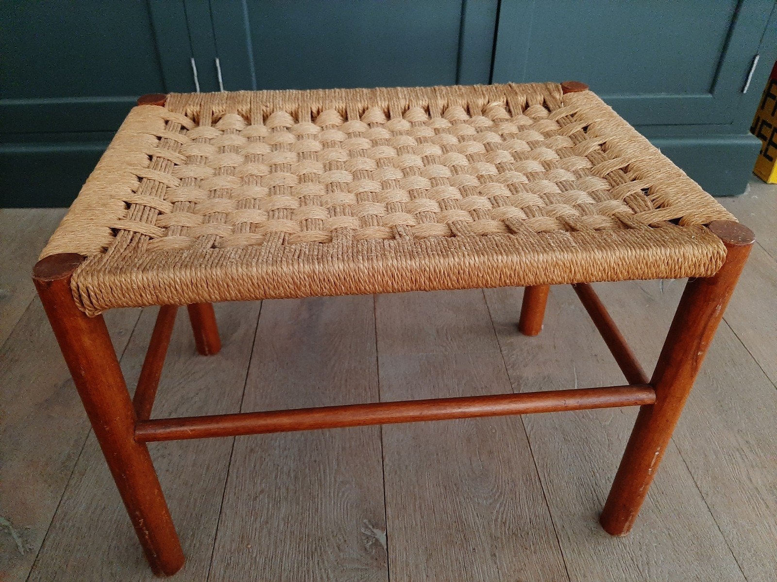 Vintage bankje met zitting van touw, Ophalen of Verzenden, Gebruikt, Hout