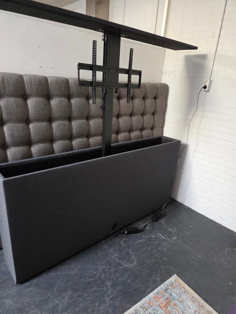 Nieuw Voetbord met TV Lift - Grijs Stof - Max 55 inch TV, Huis en Inrichting, Overige materialen, 150 tot 200 cm, Nieuw, Ophalen of Verzenden