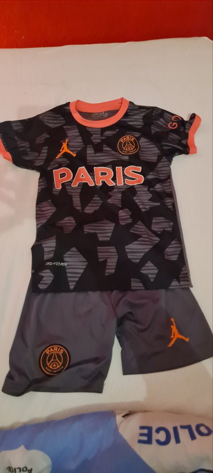 Voetbalpakje PSG Mbappé Maat 128 Grijs/Roze, Ophalen of Verzenden, Gebruikt, Set