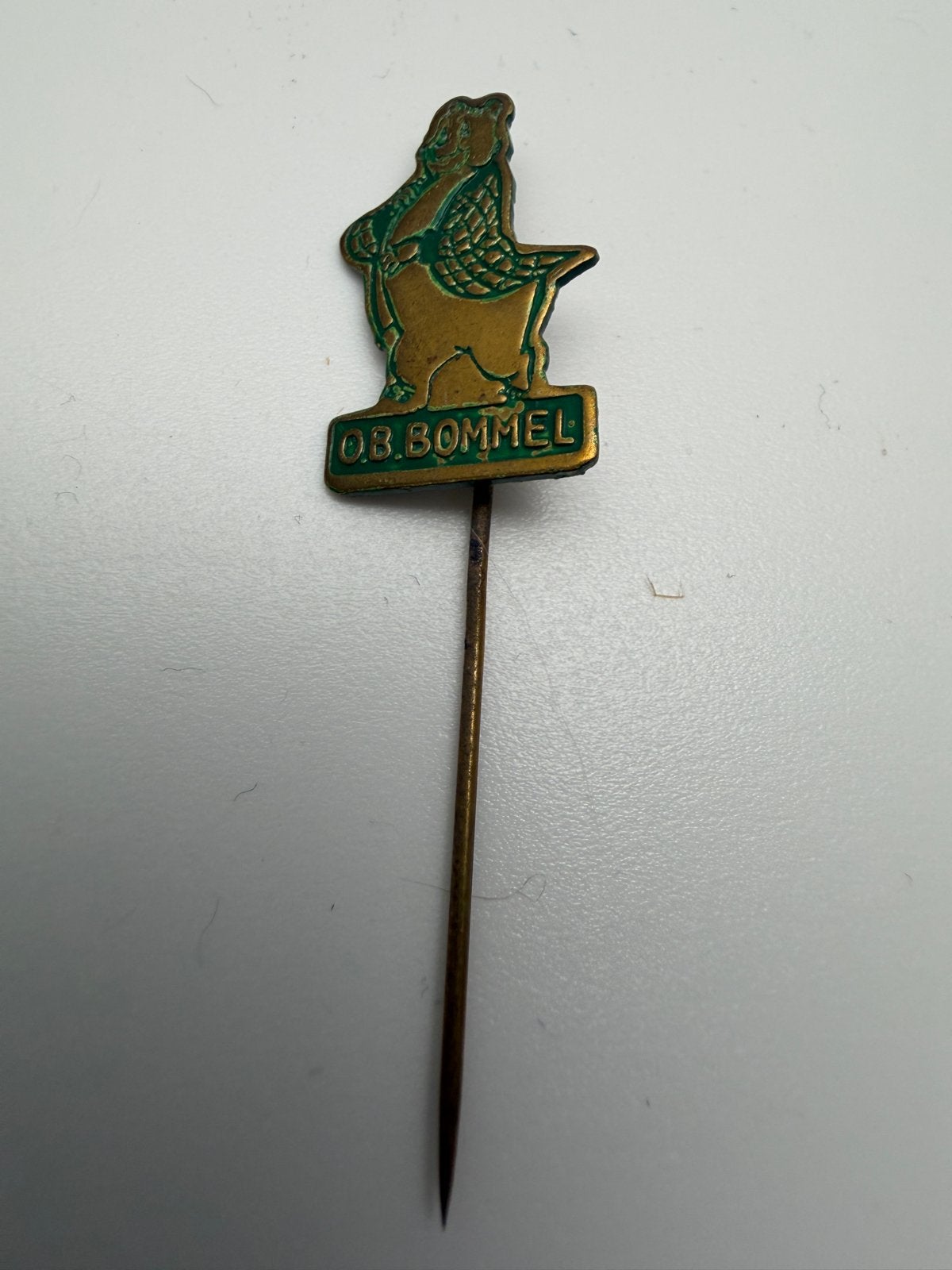 Vintage groen Olivier B. Bommel speldje SWA Coop Holland, Ophalen, Zo goed als nieuw, Overige onderwerpen