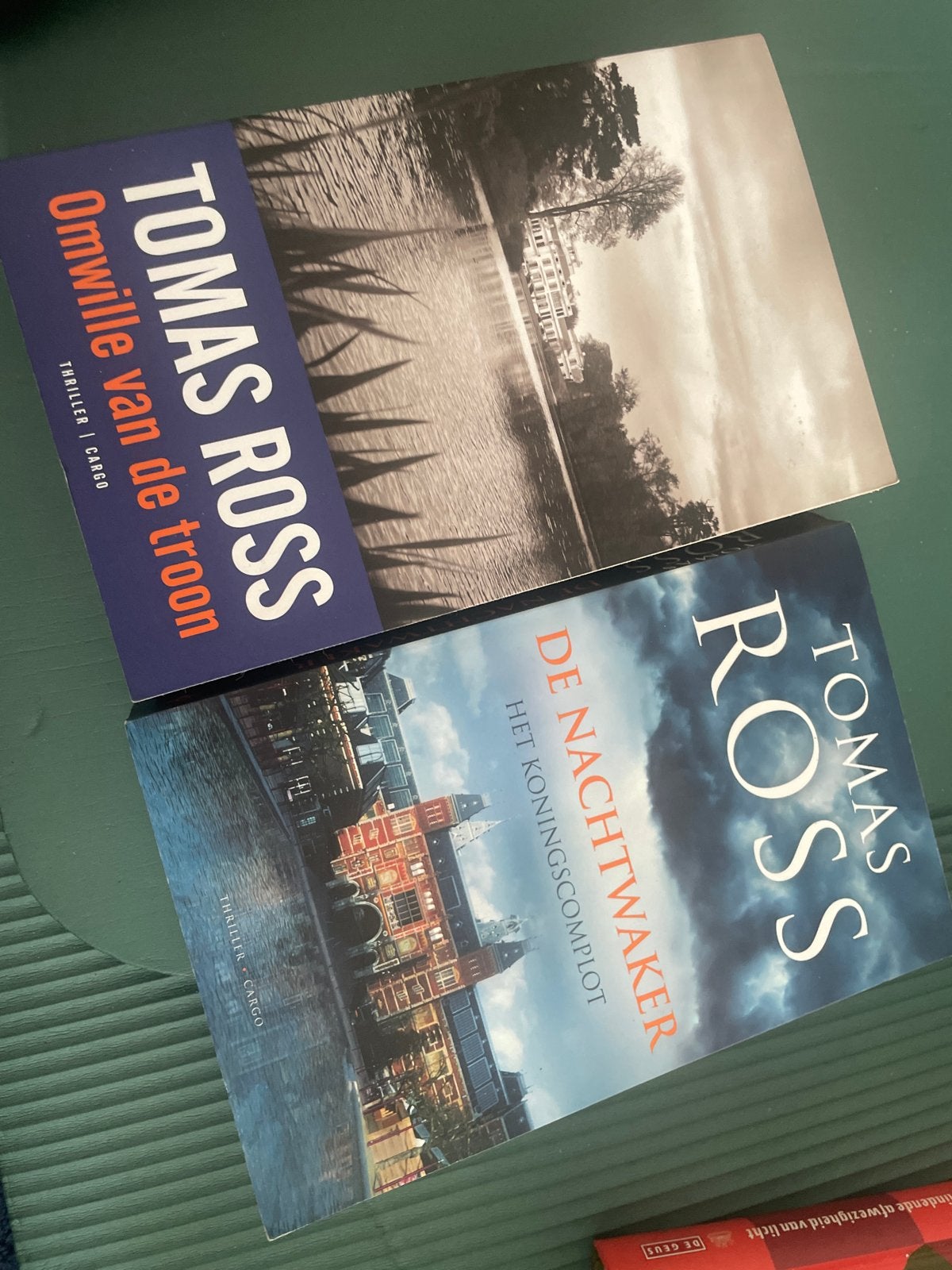 Tomas Ross Thrillers: Omwille van de troon & De Nachtwaker, Boeken, Thrillers, Ophalen of Verzenden, Zo goed als nieuw, Nederland
