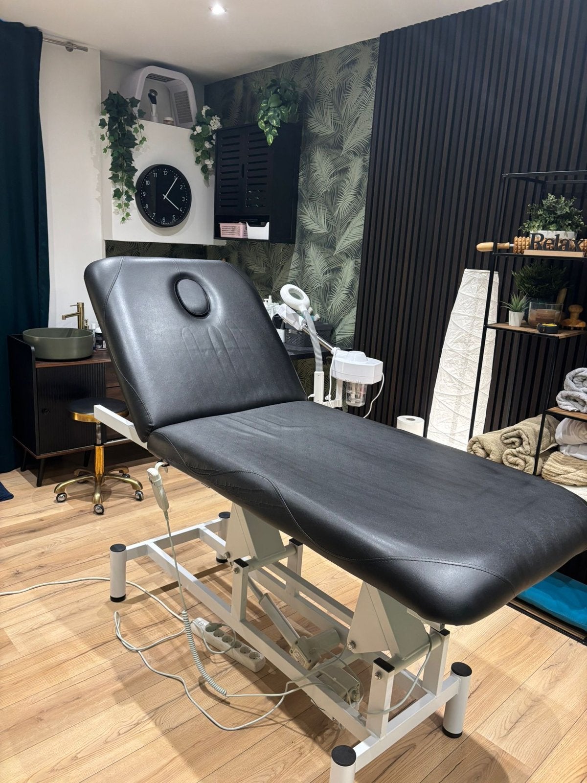 Massagetafel met elektrische verstelling, Ophalen, Gebruikt, Zwart, Kunststof
