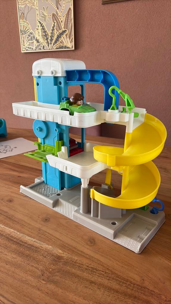 Fisher Price garage met lift, bel en 2 auto’s, Kinderen en Baby's, Speelgoed | Fisher-Price, Ophalen, Zo goed als nieuw, Speelset