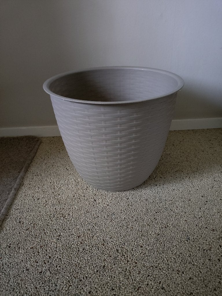 te koop 2 x grote kunststof taupe bloempot 33 hoog 39 breed, Kunststof, Gebruikt, Rond, Minder dan 40 cm