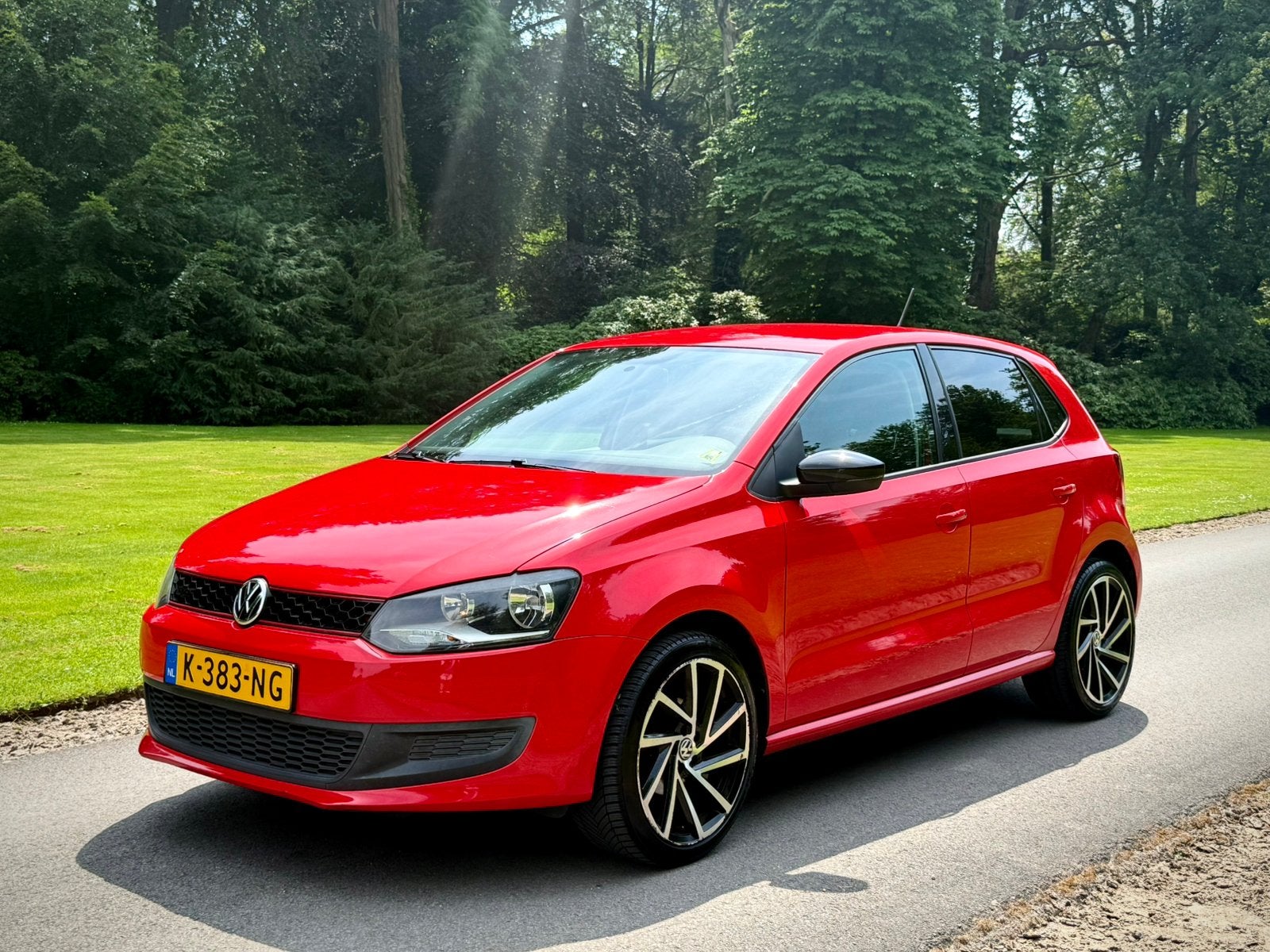 Volkswagen Polo 1.2 Rood (Nieuwe apk, Airco, BT, Gti look, Voorwielaandrijving, 40 €/maand, 1198 cc, Handgeschakeld