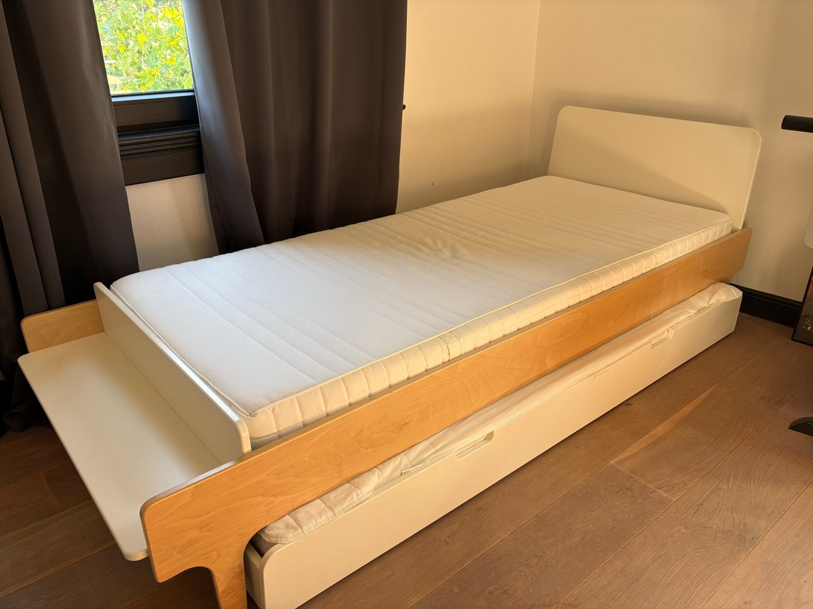 Oeuf NYC River eenpersoonsbed met logeerlade met matrassen, Ophalen, 85 tot 100 cm, Gebruikt, Matras