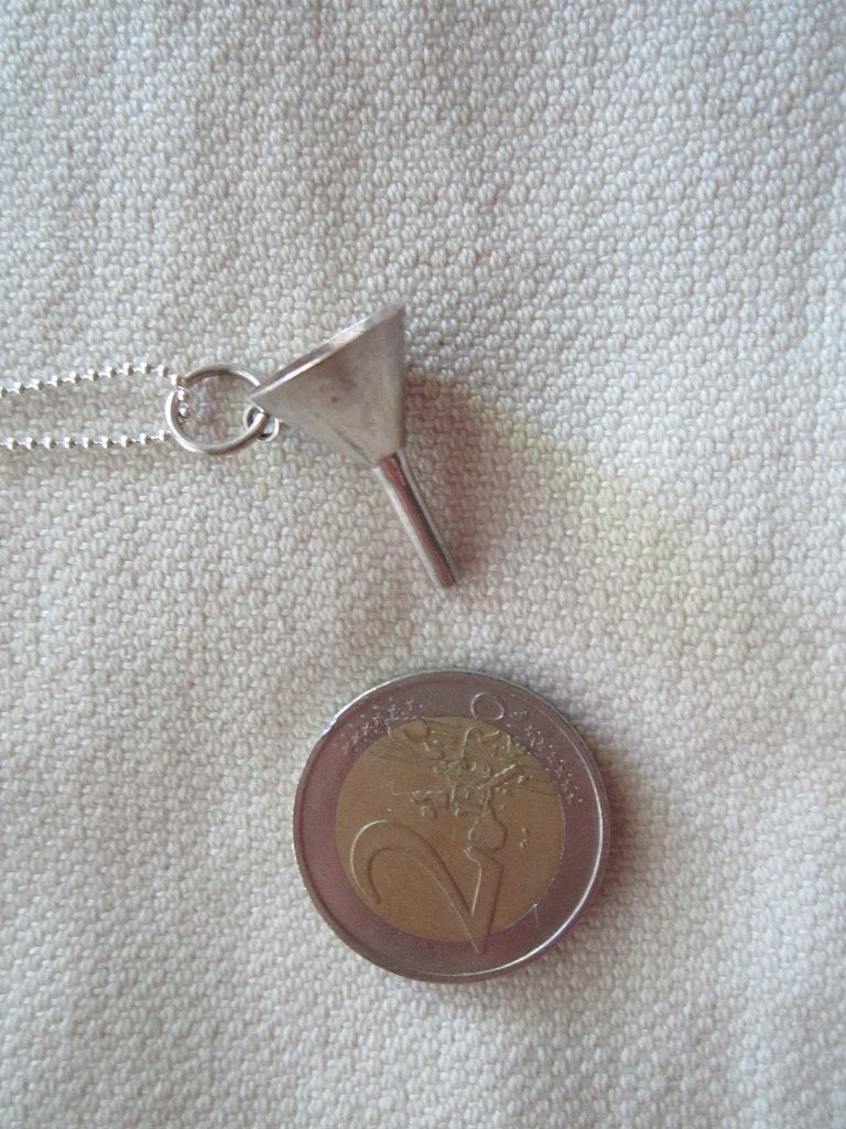12.  Ketting met piepklein zilveren trechtertje,, Ophalen, Zilver, Hanger