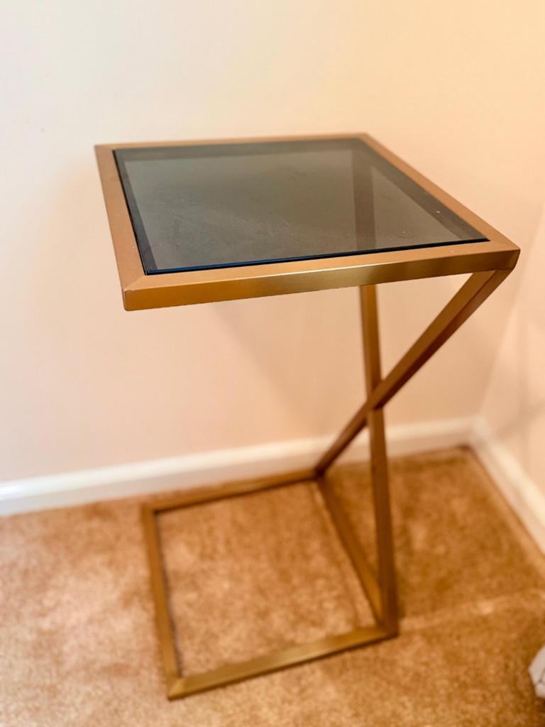 Richmond Interiors bijzettafel goud met glasplaat, 45 tot 60 cm, Minder dan 55 cm, Ophalen of Verzenden, Overige vormen