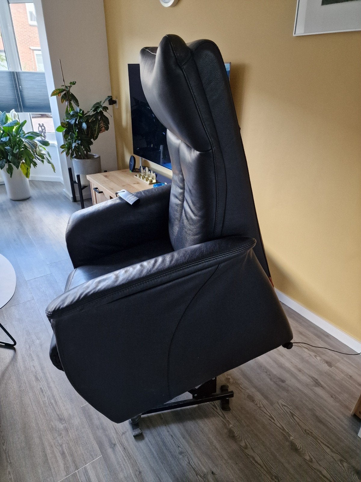 Te Koop, Mooie blauwe leren sta-op/relaxfauteuil, Gebruikt, Blauw, Leer, Ophalen of Verzenden
