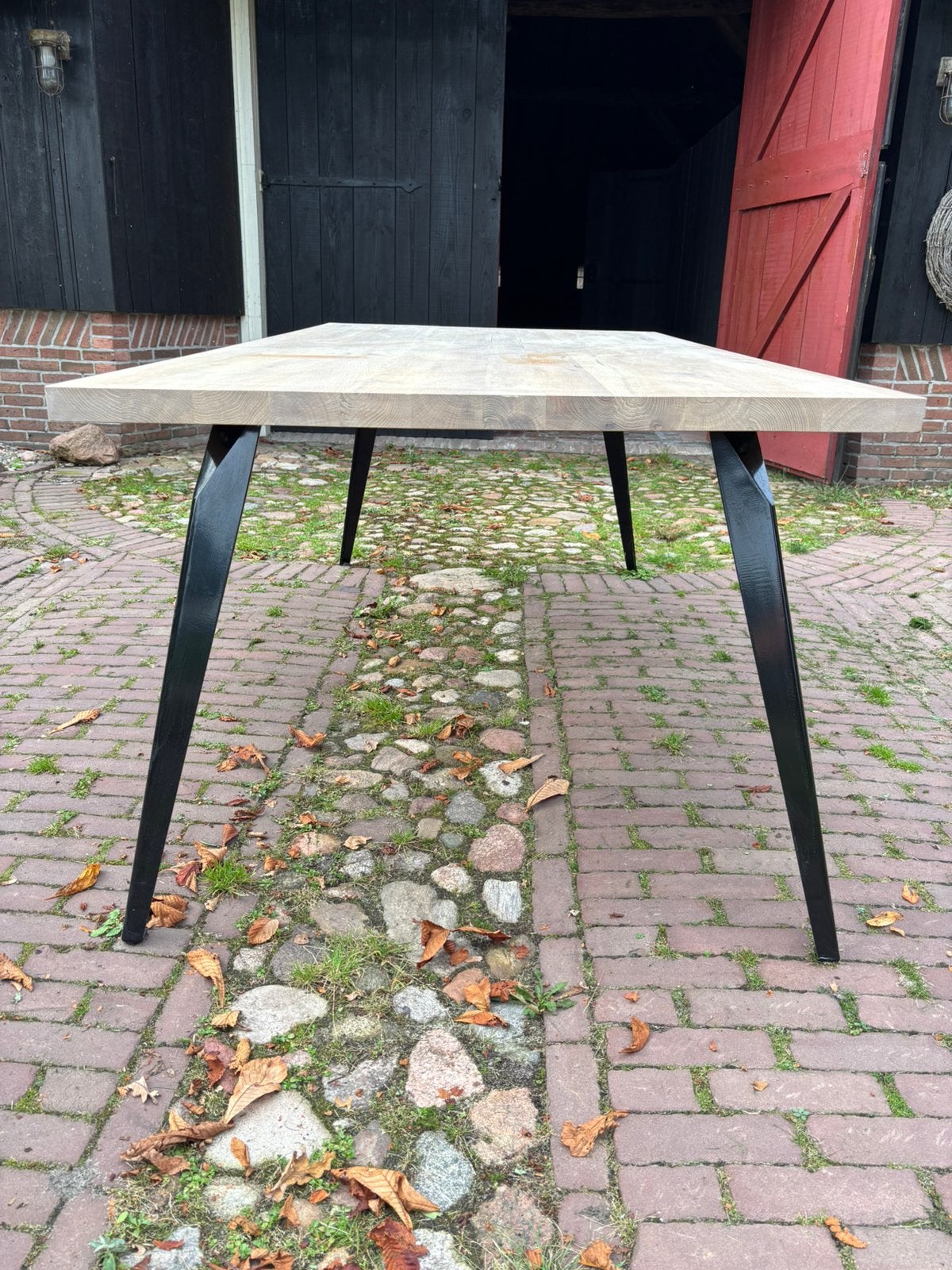 Foto 4 van Mooie massief eiken houten eettafel met zwarte metalen poten