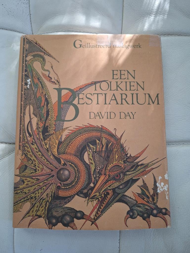 Een Tolkien Bestiarium - Geïllustreerd naslagwerk, Boeken, Verzenden, Zo goed als nieuw