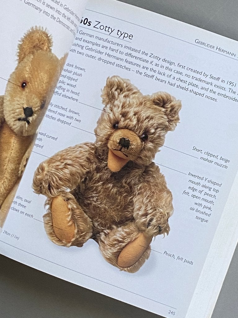 The Teddy Bear Encyclopedia (510 pagina's dik), Ophalen of Verzenden, Zo goed als nieuw, Overige typen, Overige merken