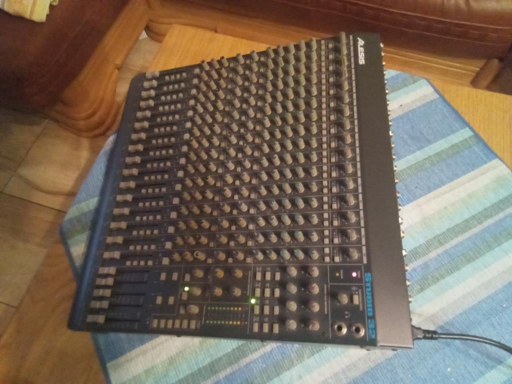 Alesis studio mengpaneel, Muziek en Instrumenten, Ophalen of Verzenden, Gebruikt, 20 kanalen of meer, Microfooningang