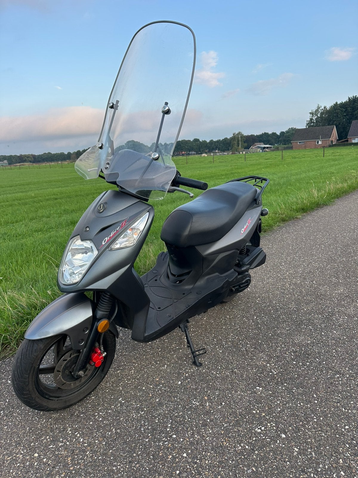 Sym Orbit 2 scooter - Grijs, inclusief windscherm, Ophalen, Maximaal 45 km/u, Zo goed als nieuw, Benzine