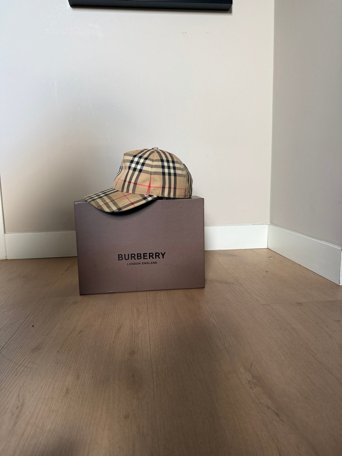 Burberry pet met lichte gebruiksporen, Ophalen, Gedragen, 56 of 57 cm (M, 7 of 7⅛ inch), Pet
