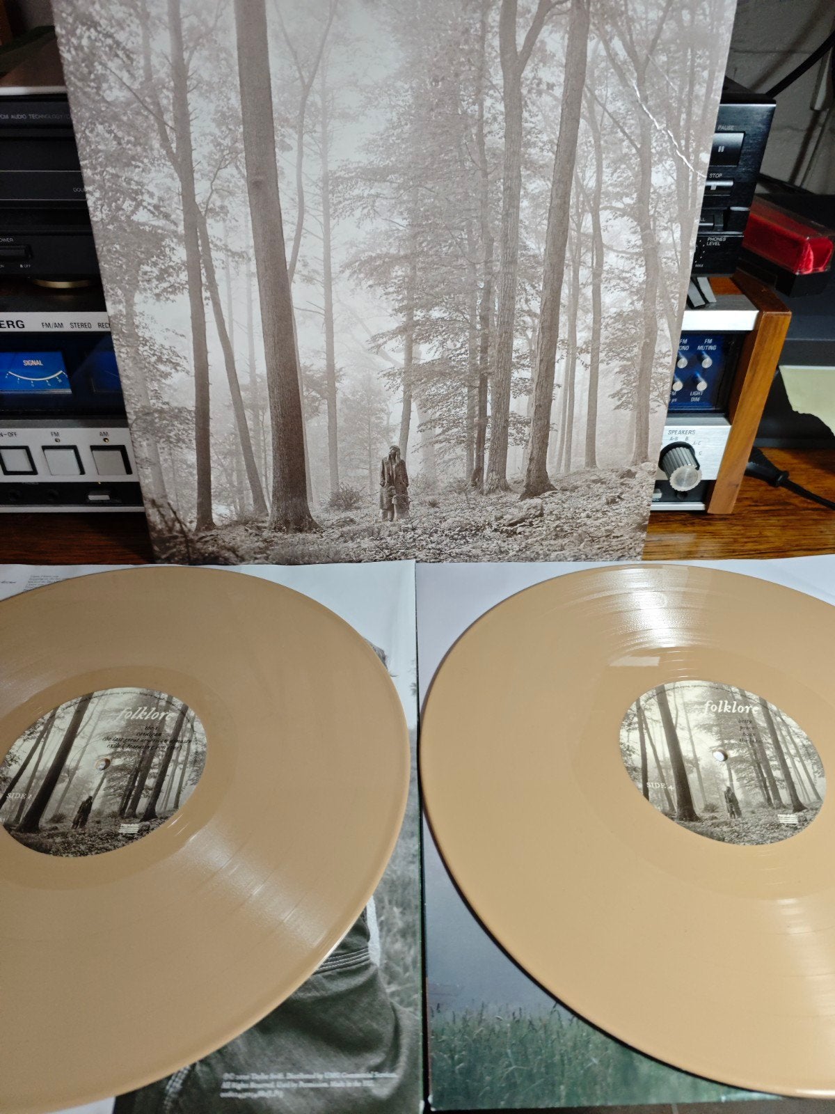 Taylor Swift - Folklore (Beige Dubbel-LP), Ophalen of Verzenden, Zo goed als nieuw, 12 inch, Colored vinyl