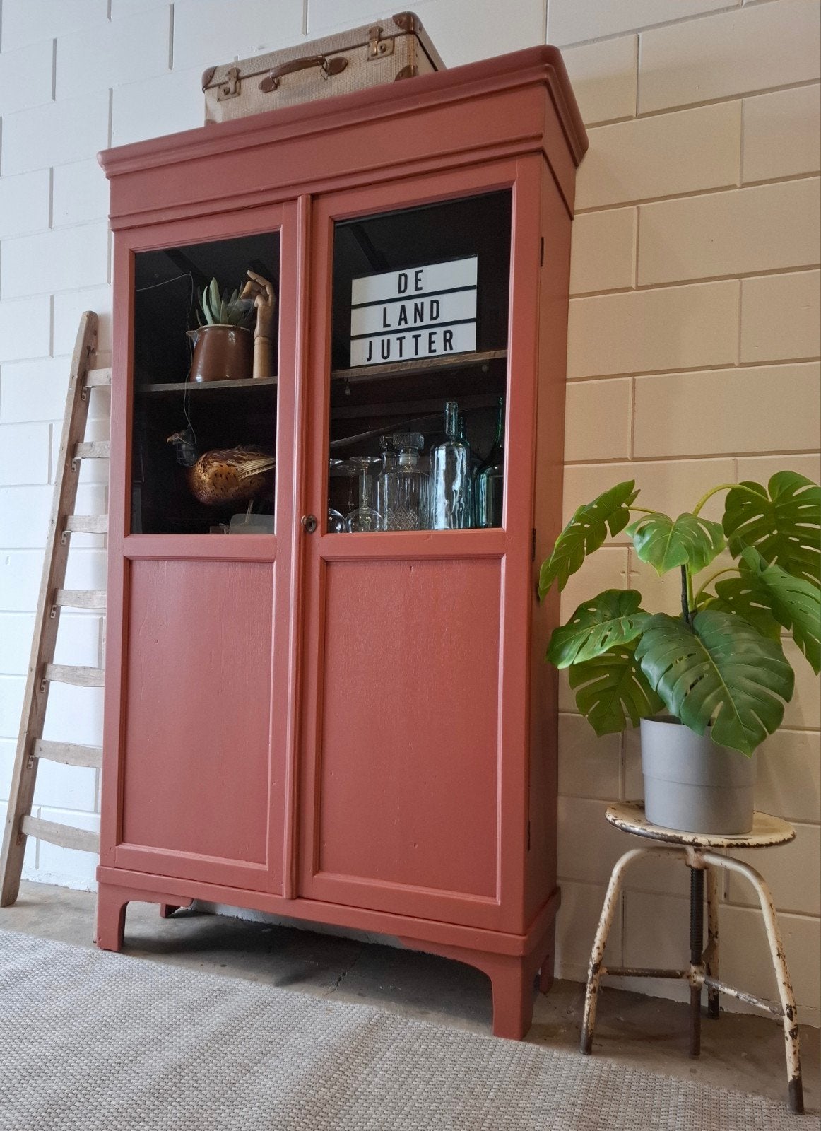 Vintage/Brocante terracotta schoolkast, Antieke buffetkast, Ophalen of Verzenden, 25 tot 50 cm, Glas, 200 cm of meer