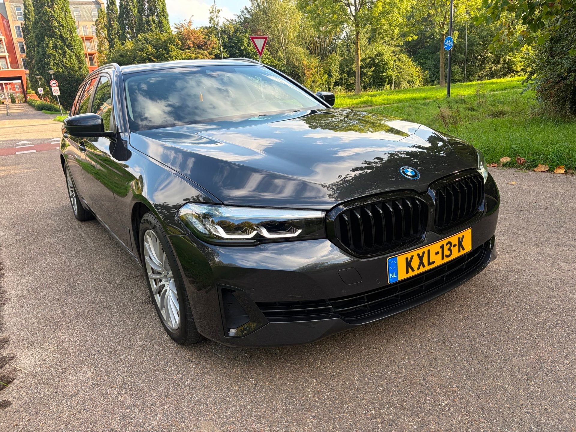 BMW 5-serie Touring 530e Business El Trekhaak BTW Auto 89%SO, Auto's, Achterwielaandrijving, Gebruikt, Beige, 4 cilinders