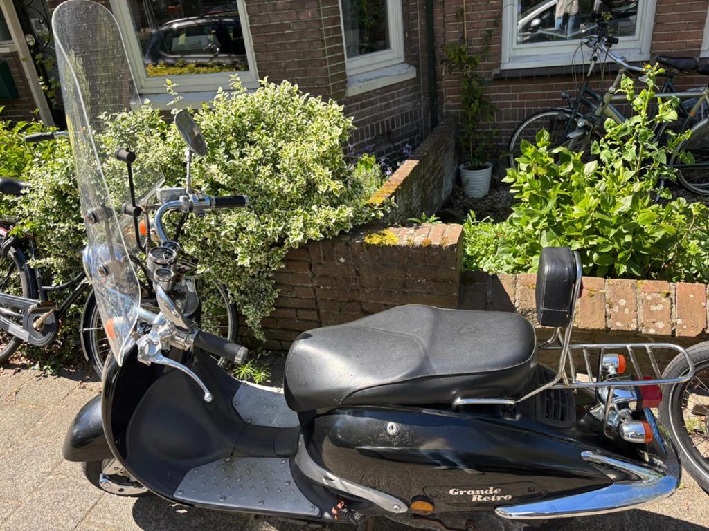 Opknapper - Zwarte Grande Retro Scooter, Ophalen, Gebruikt, Benzine, Overige modellen