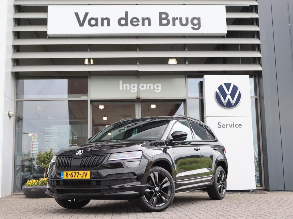 Skoda Karoq 1.5 TSI 150 pk DSG ACT Sportline Business Camera, Auto's, Stof, 4 cilinders, 150 pk, Zwart