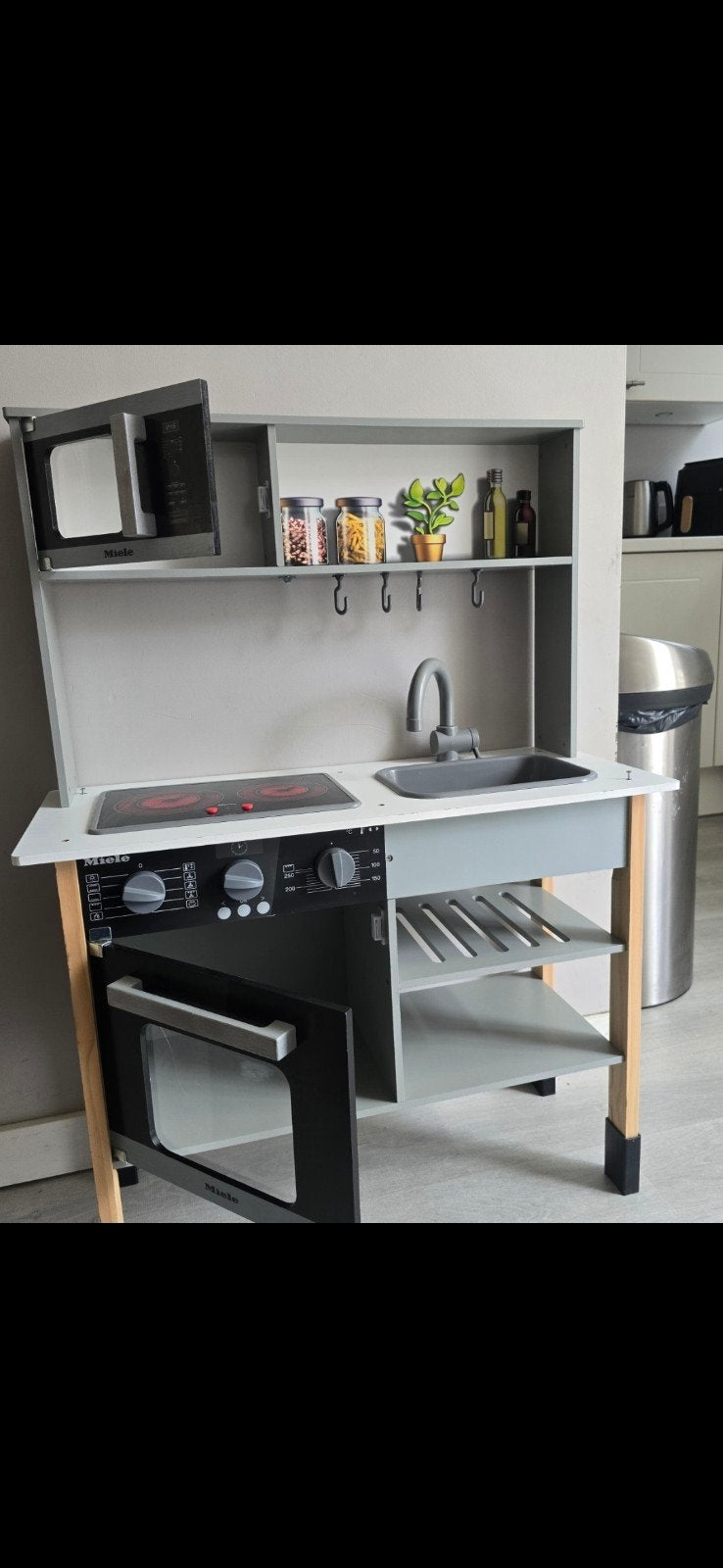 Miele speelkeuken met gebruikssporen, Ophalen