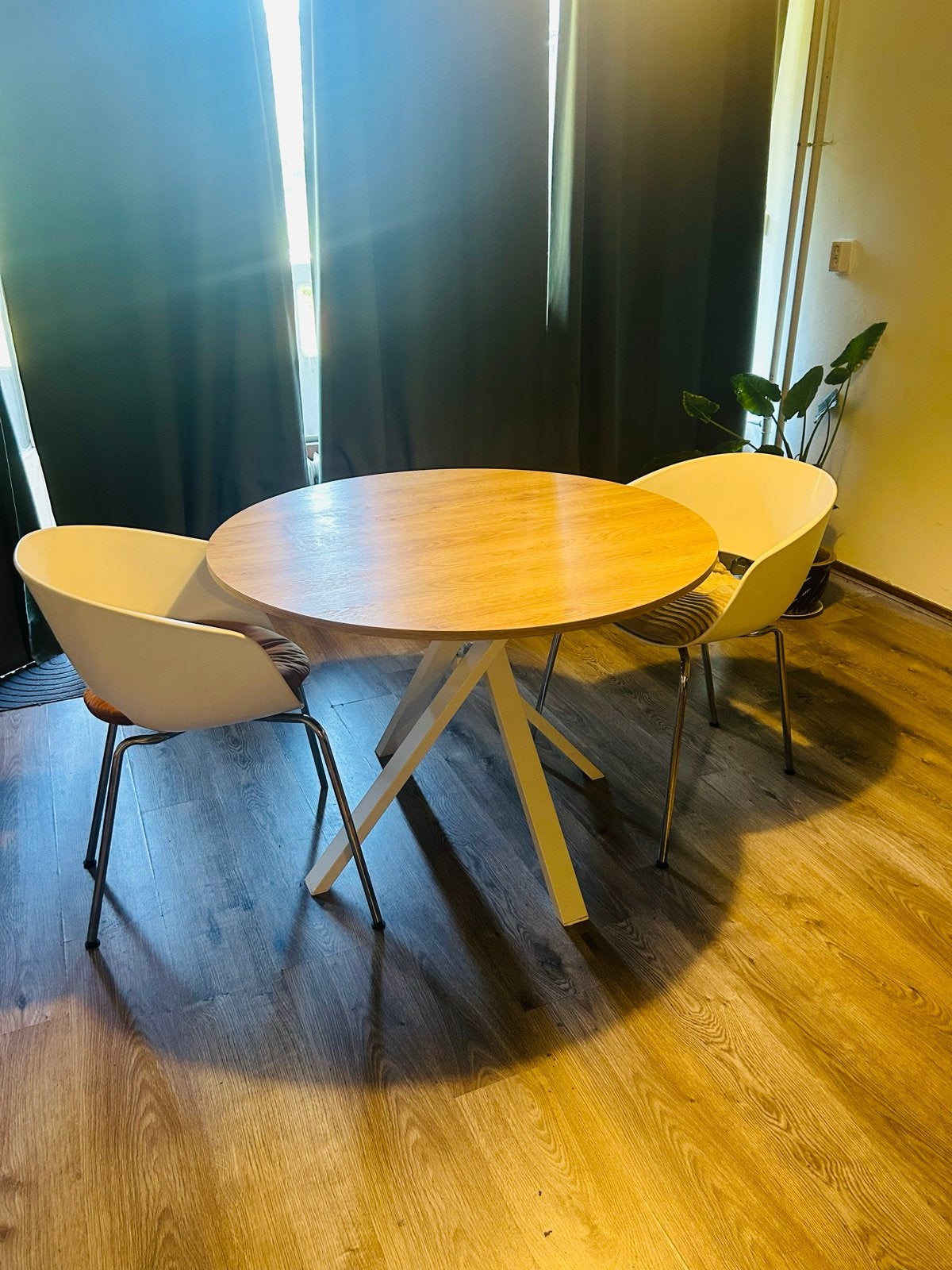 Tv, slaapbank, tafel, dressoir + lamp €350, Ophalen, Gebruikt, 100 tot 150 cm, Rond