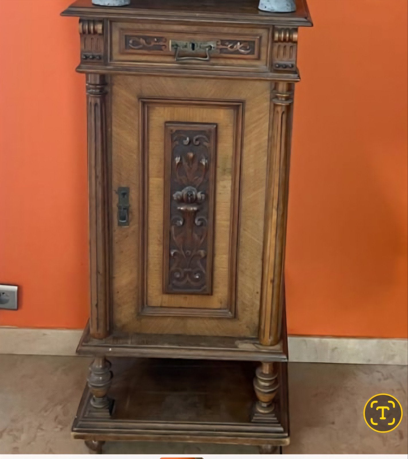 Antieke houten kast met houtsnijwerk, Ophalen
