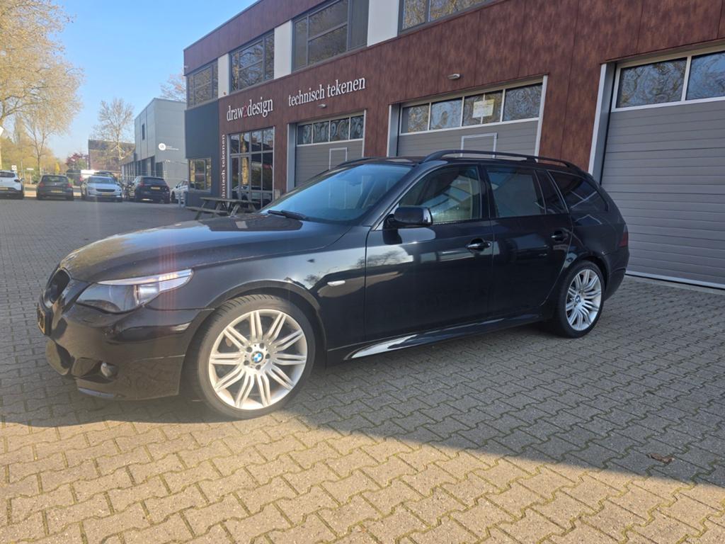 BMW 5-Serie 2.5 I 525 Touring AUT 2004 Zwart, Auto's, BMW, Automaat, Achterwielaandrijving, Beige, Zwart