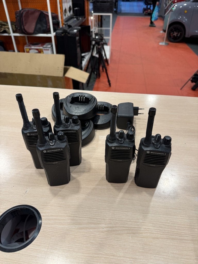Motorola CP040 portofoons x 4 met laders, Gebruikt, Info@motorola.nl, Portofoon of Walkie-talkie, Met broekklem