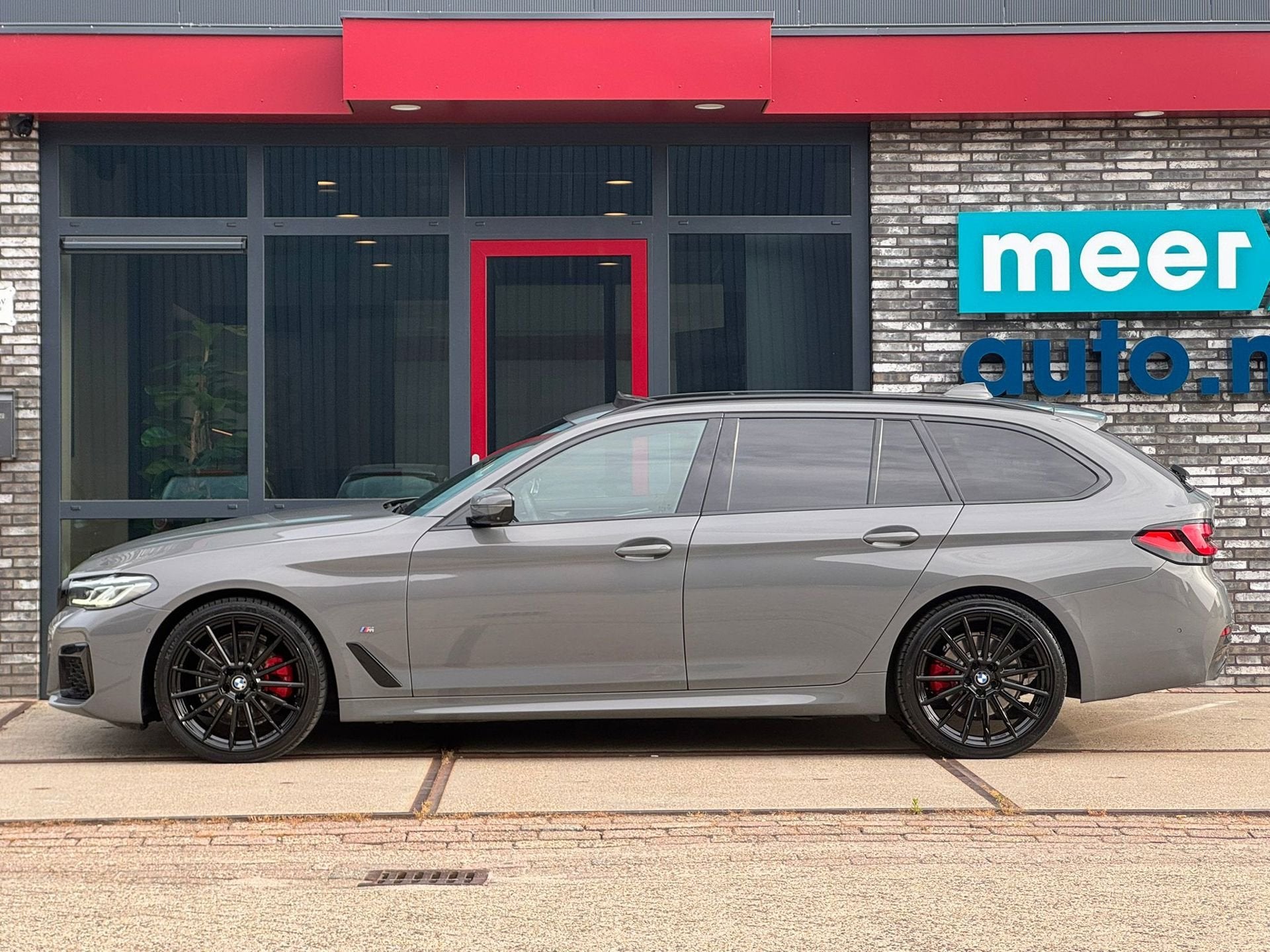 BMW 5-serie Touring 520i High Executive M-SPORT l PANO l HUD, Automaat, 1998 cc, Achterwielaandrijving, Gebruikt