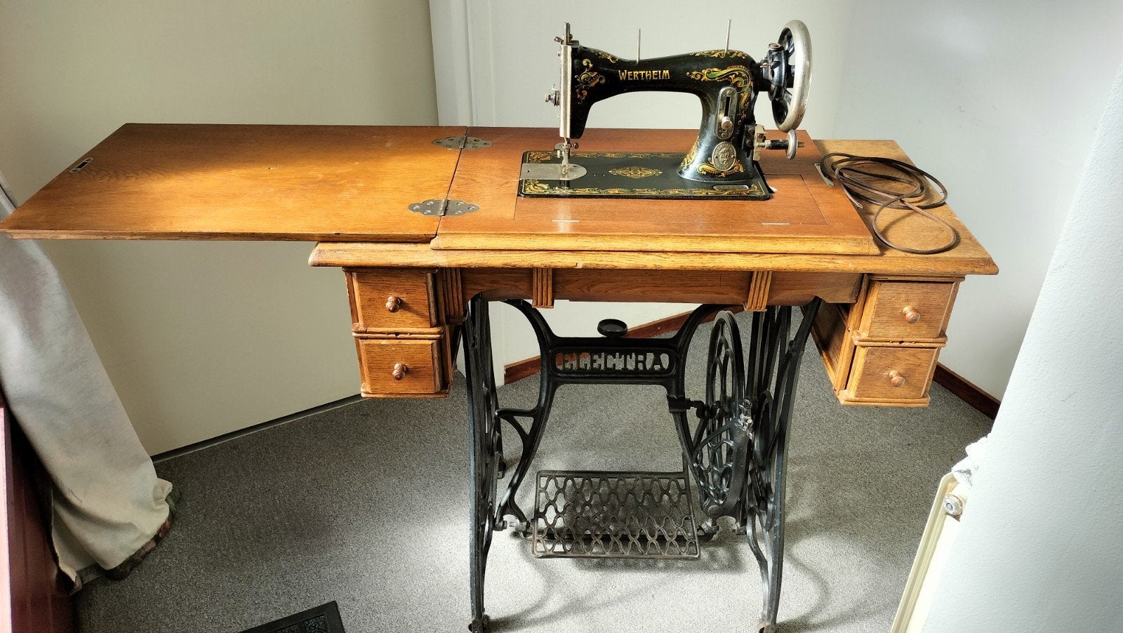 Antieke trap naaimachine Electra van Wertheim Berthold Engel, Ophalen