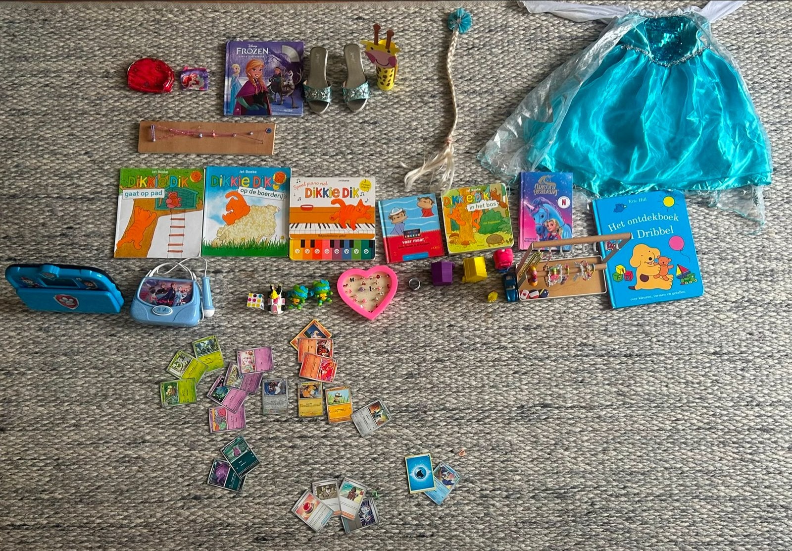 Grote speelgoedbundel: boeken, ringen, Pokémon kaarten, jurk, Ophalen, Gebruikt, Meisje