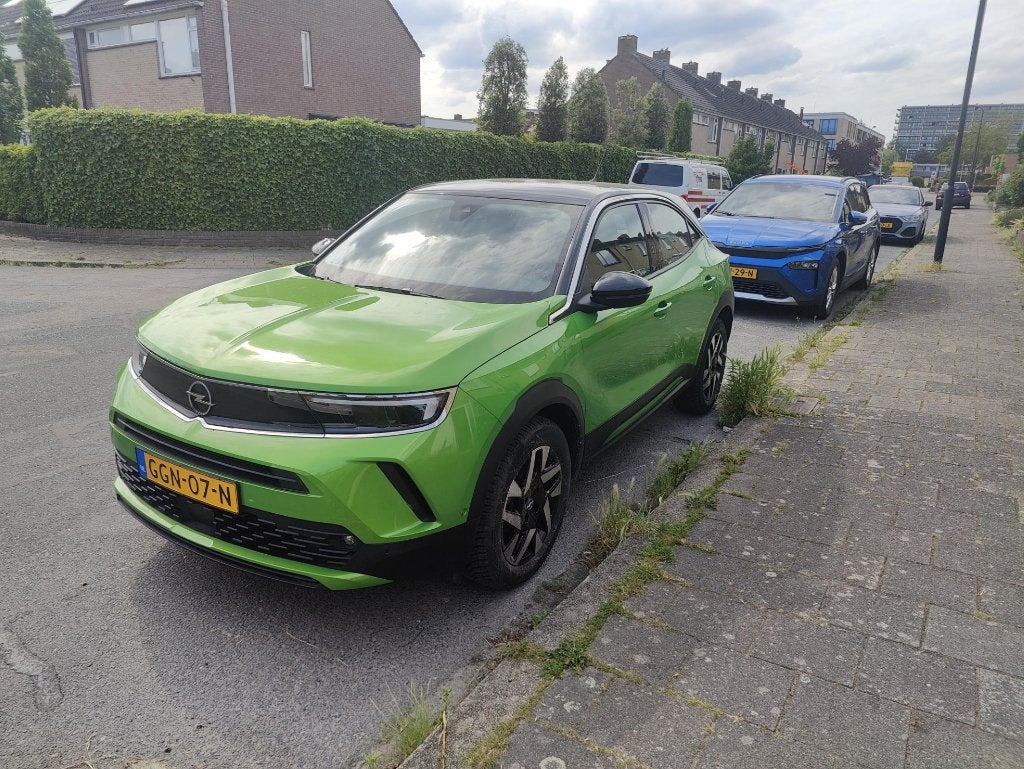 Opel Mokka-E 50kWh 2024 Groen *LEASE TER OVERNAME*, 136 pk, 900 min, Alcantara, 1498 kg