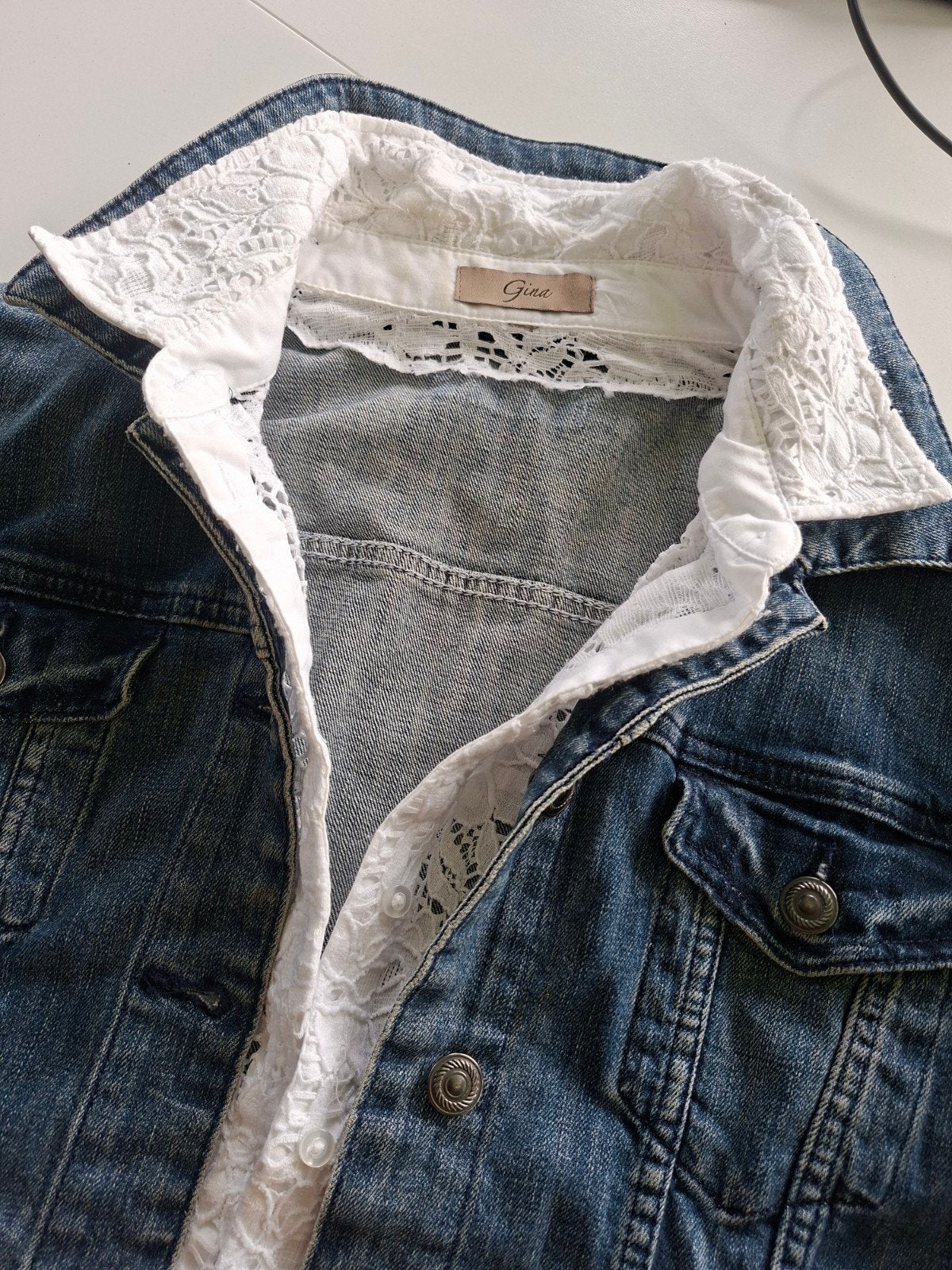 Upcycled Jeans Jack met Witte Kanten Kraag - Maat 36, Kleding | Dames, Jassen | Zomer, Maat 38/40 (M), Blauw, Ophalen of Verzenden