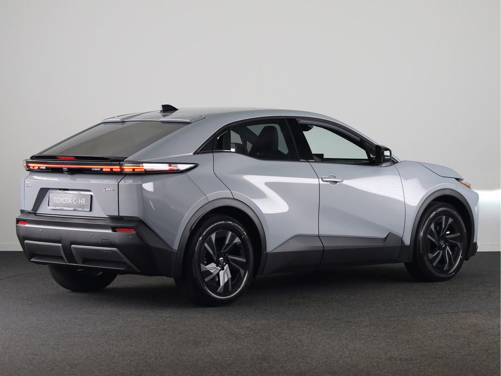 Toyota C-HR+ First Edition 77 kWh | NIEUW & SNEL LEVERBAAR |, 12 maanden, Stof, Nieuw, SUV of Terreinwagen