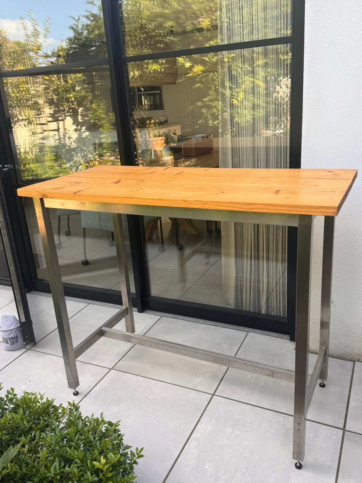 Bartafel met RVS onderstel en gelakt steigerhouten blad, Ophalen, In hoogte verstelbaar, Gebruikt