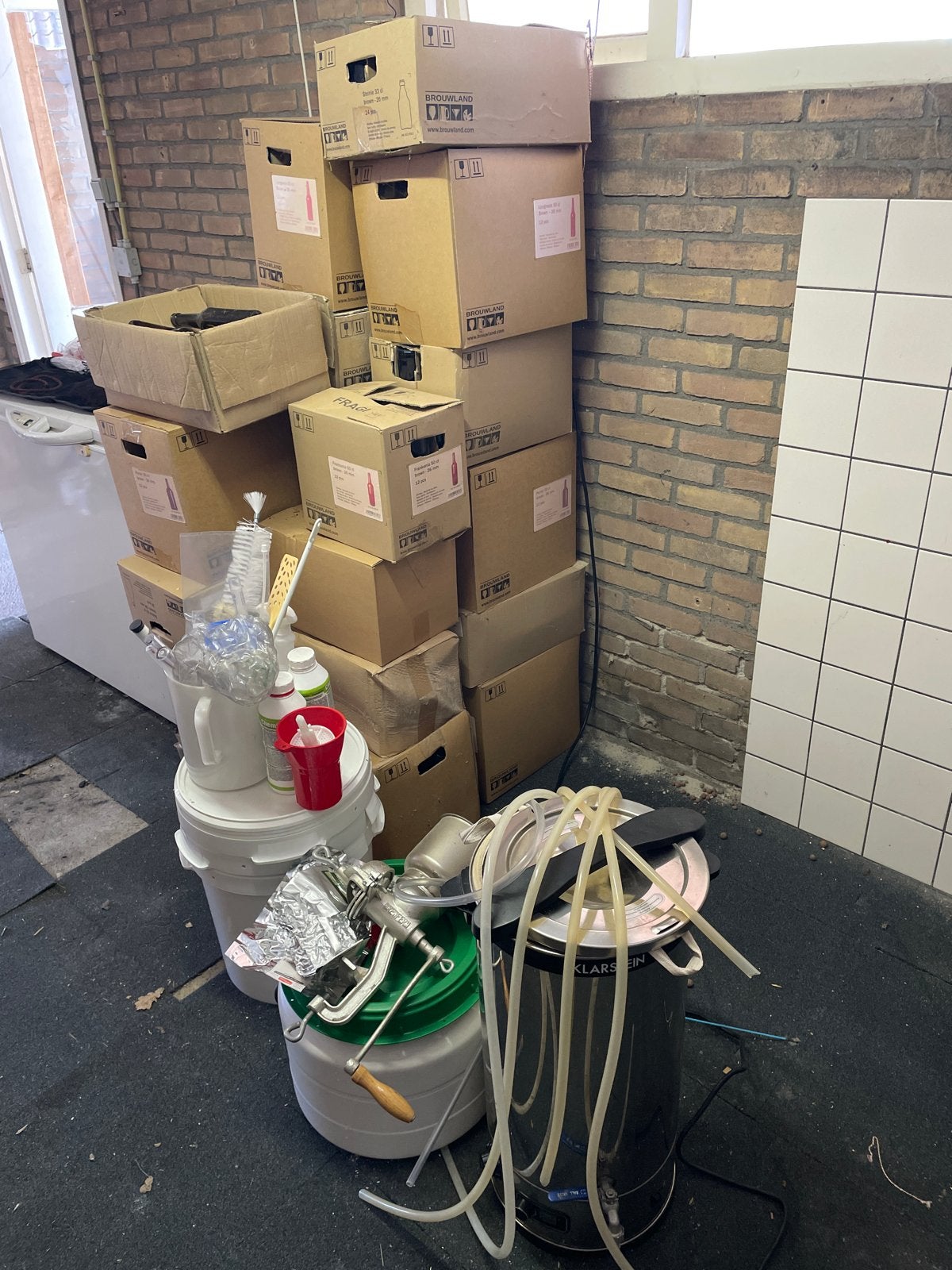 Brouwketel, moutmolen, gistingsvaten, labspullen en flessen, Ophalen, Gebruikt