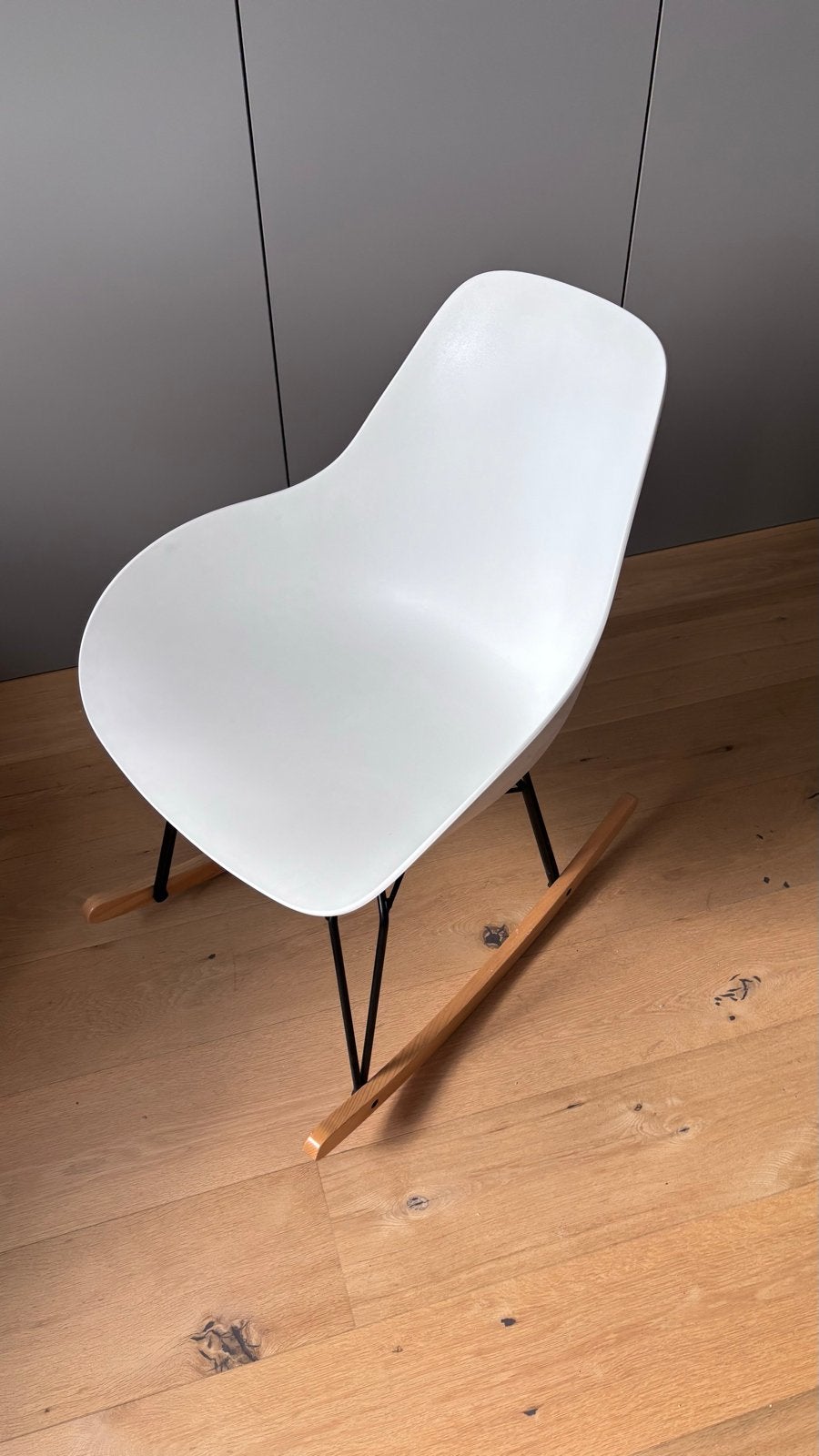 Moderne schommelstoel met houten poten en witte zitting, Ophalen, Wit, Zo goed als nieuw, Eén