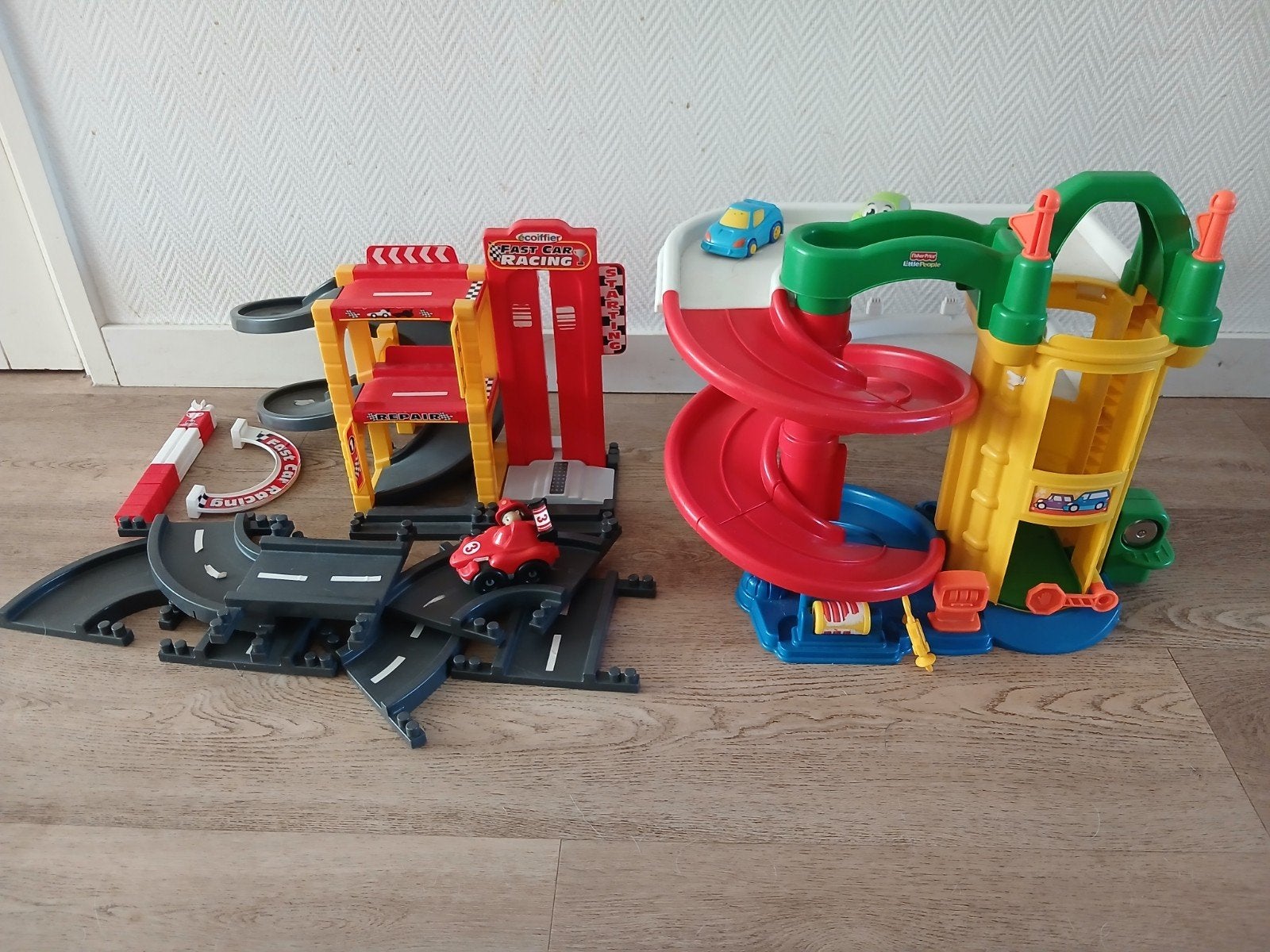 Fisher Price garage + raceauto garage, Ophalen, Gebruikt, Speelset